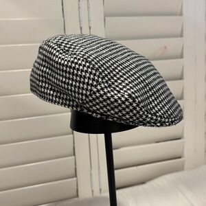 Stylish Houndstooth Beret